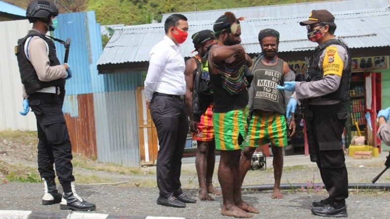 title Polisi Razia Warga di Puncak Jaya Bawa Senjata Tajam saat Beraktivitas Polisi Razia Warga di Puncak Jaya Bawa Senjata Tajam saat Beraktivitas