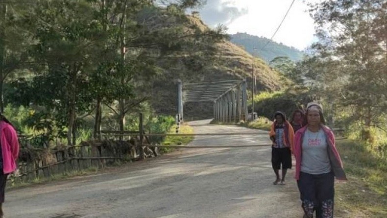 title Polisi Bersama Warga di Tolikara Bongkar Palang di Jalan Trans Papua Polisi Bersama Warga di Tolikara Bongkar Palang di Jalan Trans Papua