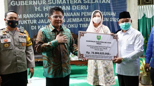 Gubernur Herman Deru Gelontorkan Bantuan untuk Bangun Infrastruktur di OKU Timur
