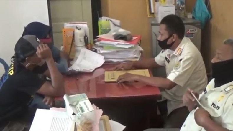 title Guru Diamankan Satpol PP Probolinggo di Taman, Diduga Mesum dengan Pria Beristri Guru Diamankan Satpol PP Probolinggo di Taman, Diduga Mesum dengan Pria Beristri