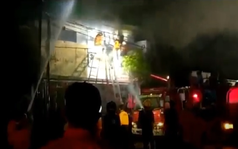 Kebakaran Toko Mebel Terbesar di Rembang Berlanjut, Damkar dari Kudus Dikerahkan