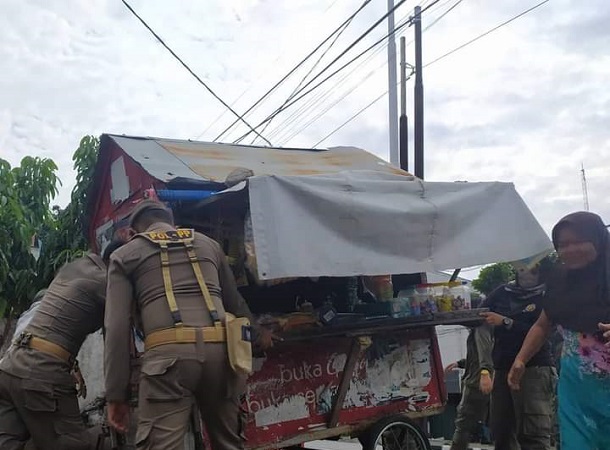 68 Kali Dapat Surat Peringatan dari Satpol PP, PKL di Padang Masih Jualan di Trotoar