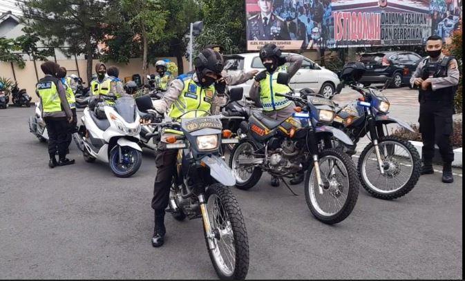 Aksi Polwan Cantik di Tasikmalaya Pakai Motor Trail Bagikan Sembako ke Perkampungan