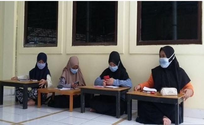 Kesulitan Beli Kuota, Siswa Belajar Online di Masjid Al Muhajirin Banjarmasin