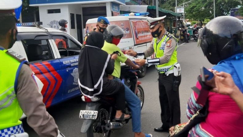 Tekan Penyebaran Covid-19, TNI-Polri Razia Masker kepada Pengendara di Ternate