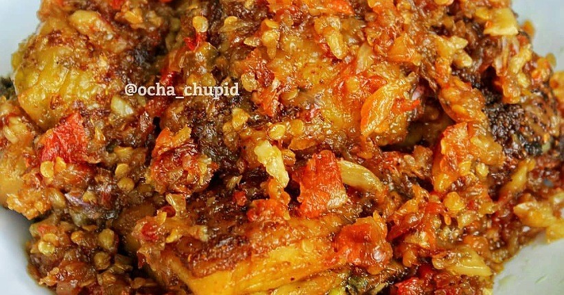 Mencicipi Ayam Goreng Pakai Sambal Bawang Pedasnya Bikin Ketagihan