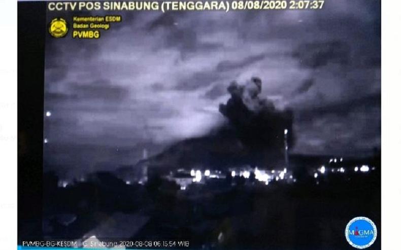 Gunung Sinabung Erupsi Semburkan Kolom Abu Setinggi 2.000 Meter
