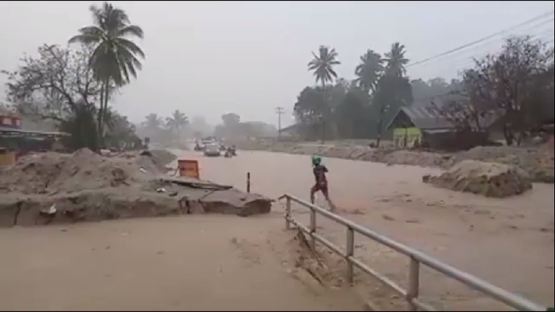Banjir Susulan di Luwu Utara, Jembatan Darurat di Jalan Trans Sulawesi Amblas