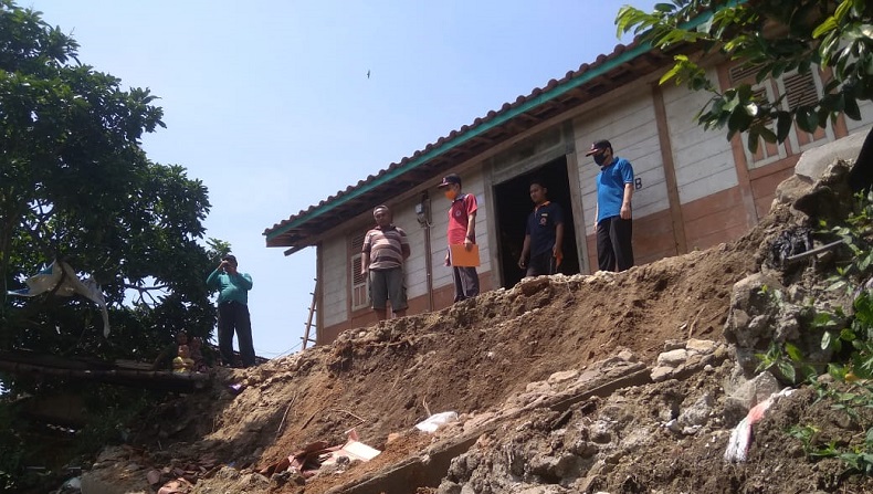 Hujan Deras di Musim Kemarau, Rumah Warga Rusak Parah Terkena Longsor di Rembang