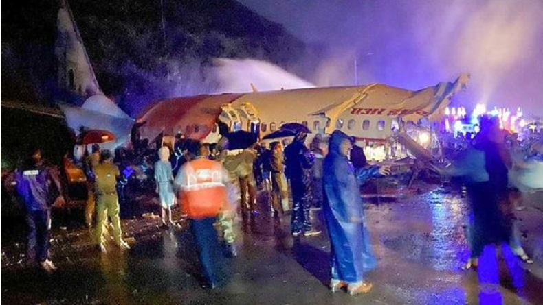 Pesawat Terbelah Dua Usai Tergelincir Saat Mendarat Di India 14 Orang Tewas