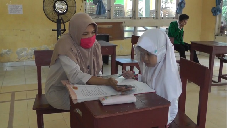 Belajar Online, Siswi SD di Palembang Numpang Wifi di Kantor Kecamatan
