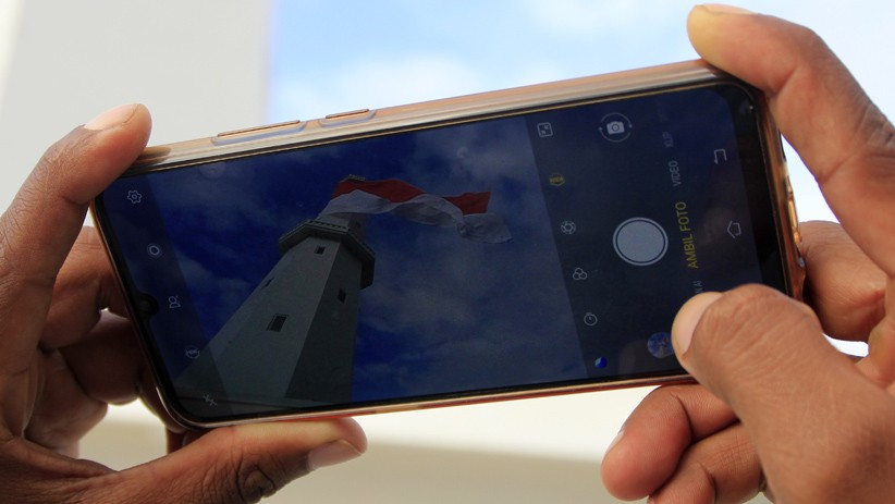 Bendera Merah Putih Raksasa Berkibar di Puncak Menara Suar Kupang - Bagian 2