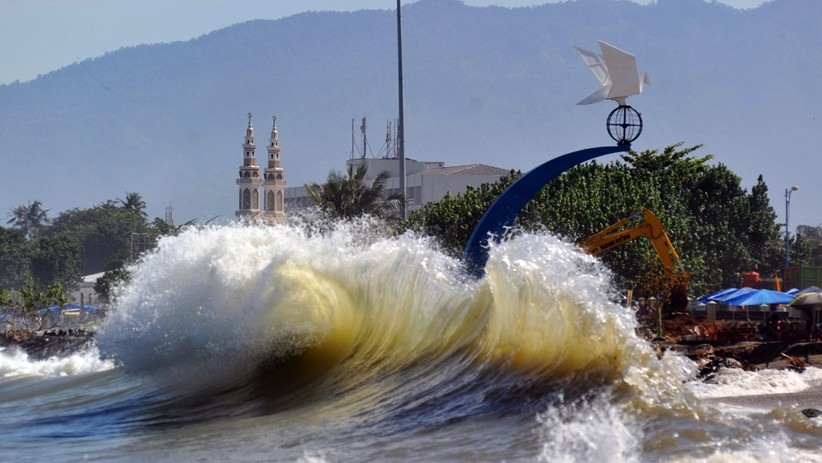 Pesisir Pantai Padang Dihantam Gelombang Tinggi - Bagian 1
