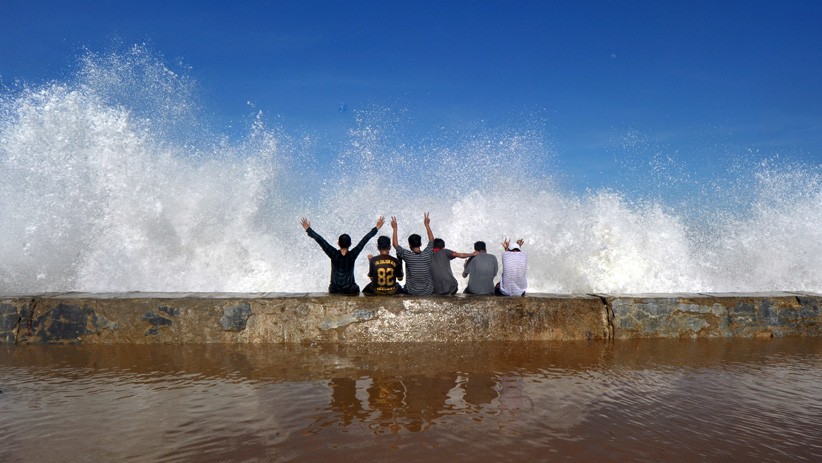 Pesisir Pantai Padang Dihantam Gelombang Tinggi - Bagian 2