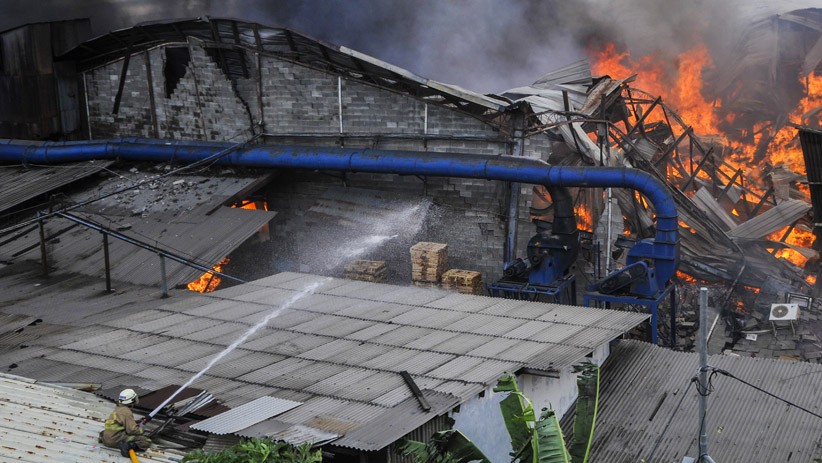Pabrik Mebel di Cakung Ludes Terbakar - Bagian 2