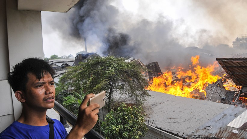 Pabrik Mebel di Cakung Ludes Terbakar - Bagian 3
