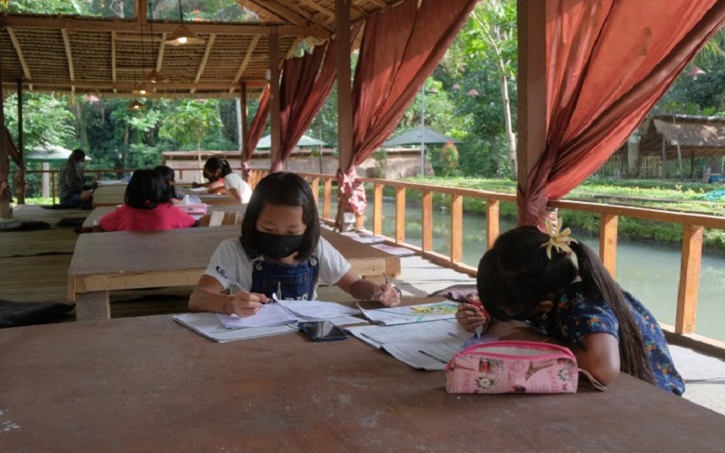 title Selama Covid-19, Belasan Pelajar di Gianyar Akses Wifi Gratis di Rumah Makan Selama Covid-19, Belasan Pelajar di Gianyar Akses Wifi Gratis di Rumah Makan