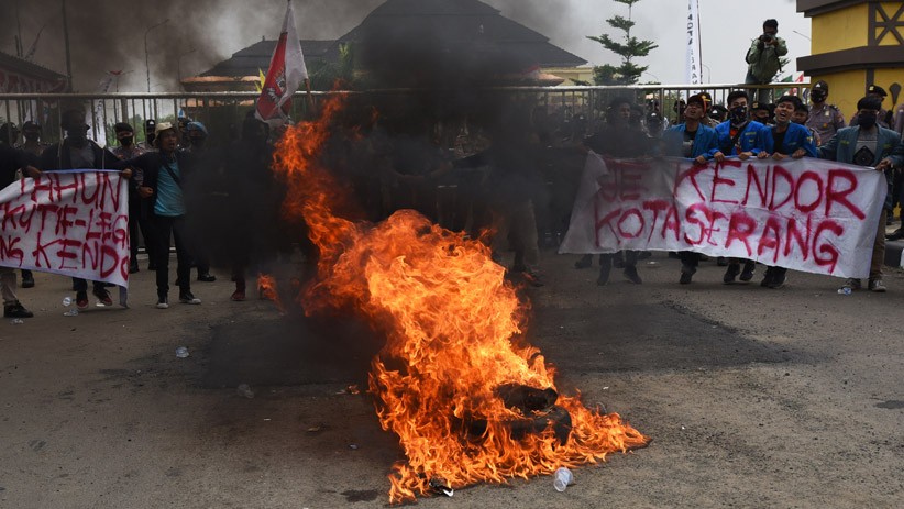 Penanganan Covid-19 Dinilai Lamban, Mahasiswa Bakar Ban di Kantor Wali Kota Serang - Bagian 2