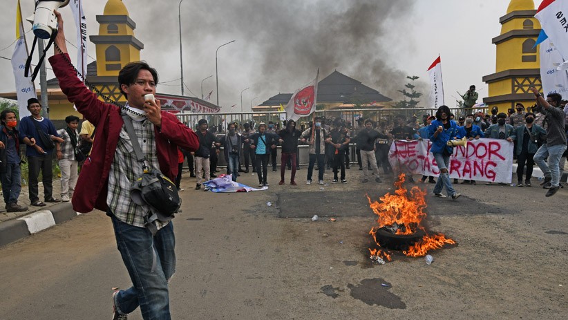 Penanganan Covid-19 Dinilai Lamban, Mahasiswa Bakar Ban di Kantor Wali Kota Serang - Bagian 1
