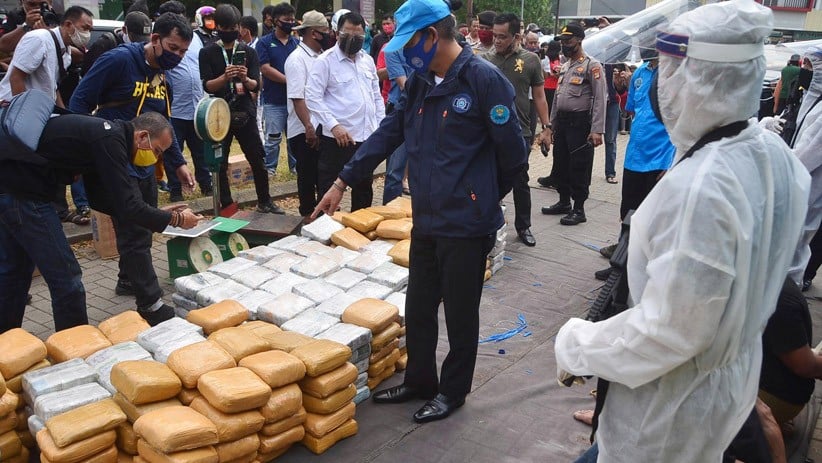 Penampakan 500 Kg Ganja Diangkut dengan Truk di Bekasi - Bagian 3