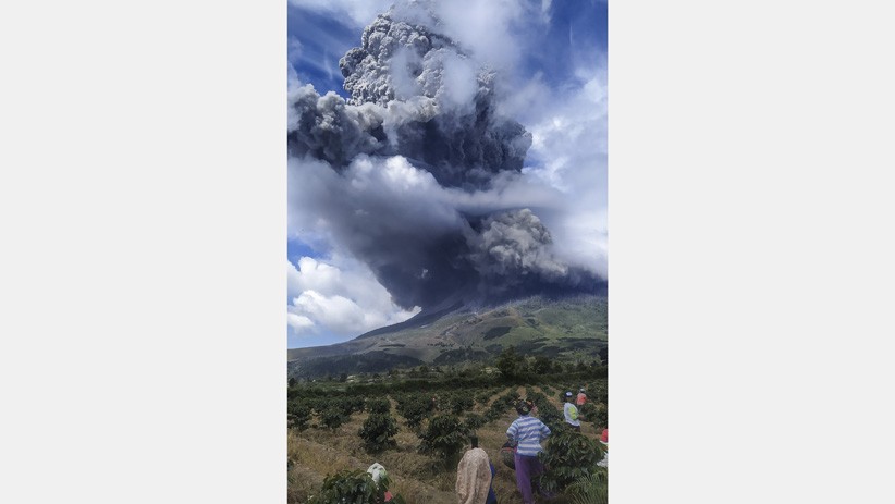 Foto Gunung Sinabung Erupsi, Semburkan Abu Vulkanik Setinggi 5.000 Meter - Bagian 4