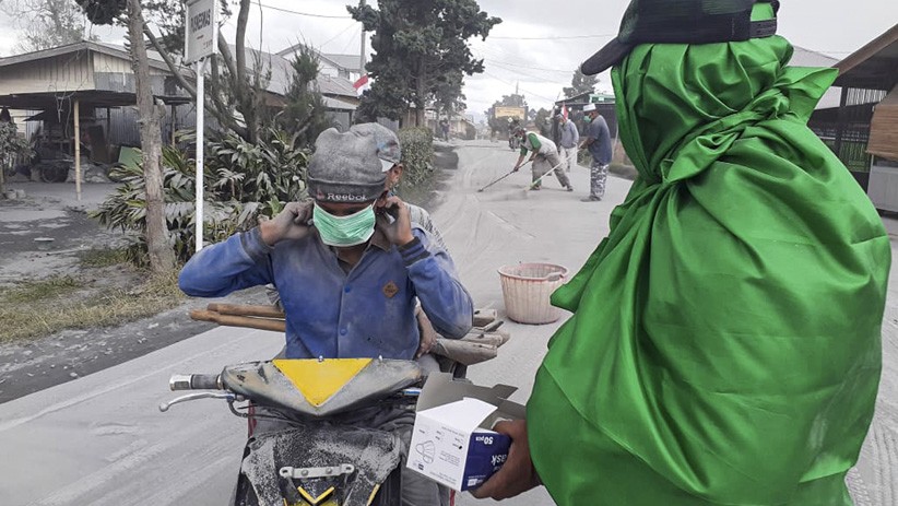 Foto Gunung Sinabung Erupsi, Semburkan Abu Vulkanik Setinggi 5.000 Meter - Bagian 5