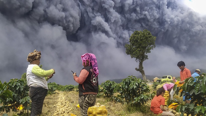 Foto Gunung Sinabung Erupsi, Semburkan Abu Vulkanik Setinggi 5.000 Meter - Bagian 2