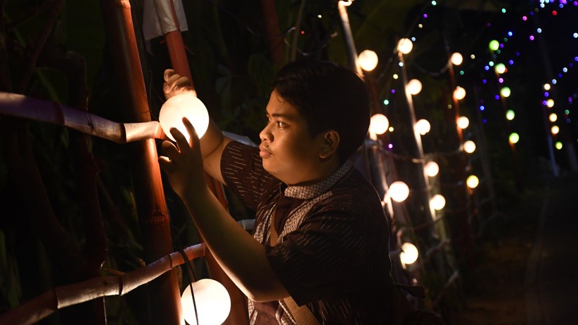 Sambut HUT RI, Perkampungan di Pamekasan Dipasang Lampu Hias - Bagian 2