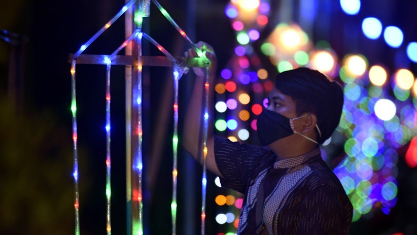Sambut HUT RI, Perkampungan di Pamekasan Dipasang Lampu Hias - Bagian 1