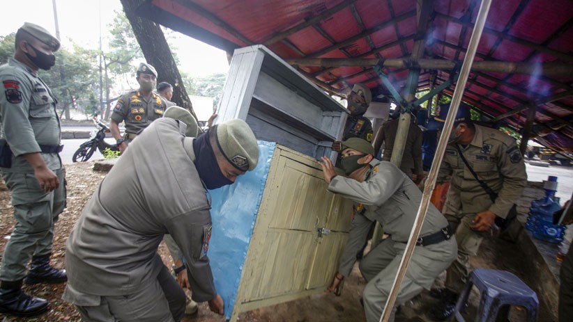 Satpol PP Bongkar Lapak PKL di Pedestrian Jalan Alternatif Sentul - Bagian 1