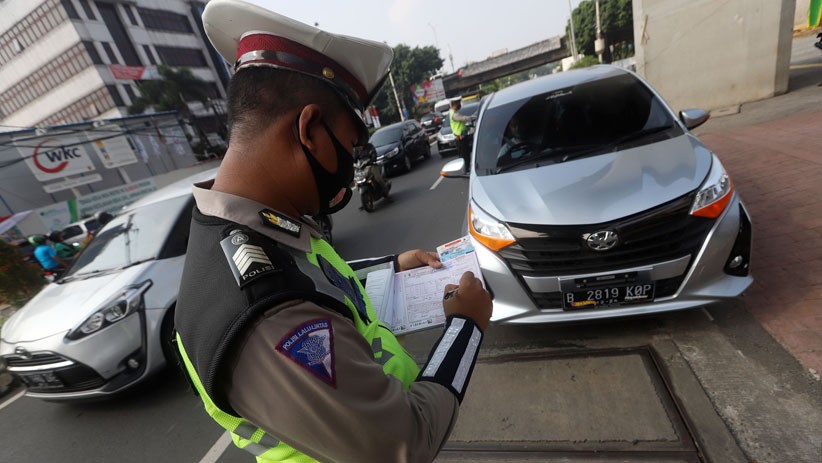 Pelanggar Ganjil Genap Kena Sanksi Tilang Mulai Hari Ini - Bagian 1