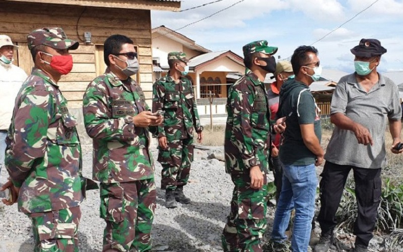 TNI-Polri Patroli di Gunung Sinabung Cegah Warga Masuk Zona Merah