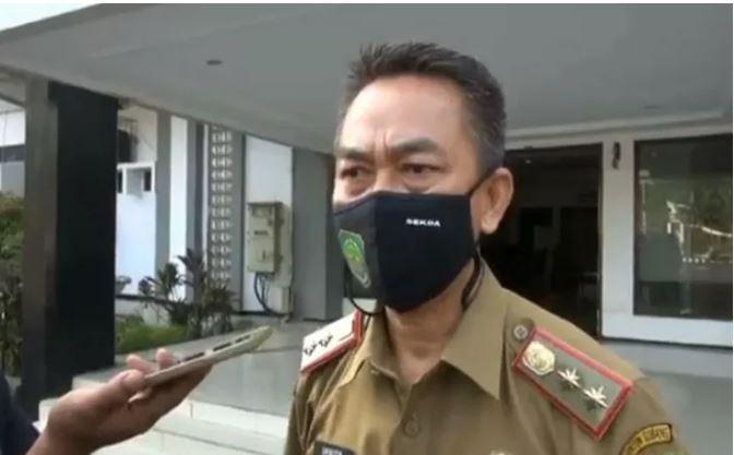 title Viral Bupati dan Pejabat Subang Joget Berkerumun di Tengah Pandemi Covid-19 Viral Bupati dan Pejabat Subang Joget Berkerumun di Tengah Pandemi Covid-19