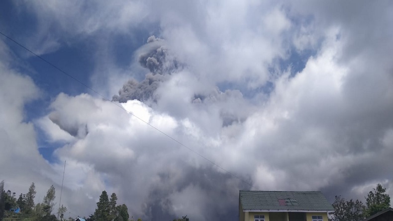 Gunung Sinabung Erupsi, Tinggi Kolom Abu Capai 5.000 Meter