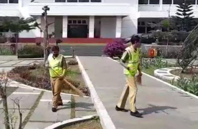 title Tak Pakai Masker, 5 ASN Dihukum Menyapu Balaikota Tasikmalaya Tak Pakai Masker, 5 ASN Dihukum Menyapu Balaikota Tasikmalaya