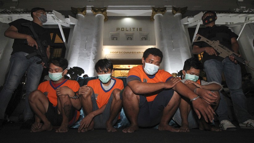Polresta Surabaya Tangkap 4 Bandar Narkoba, 2 Kg Sabu dan Senjata Api Diamankan - Bagian 1