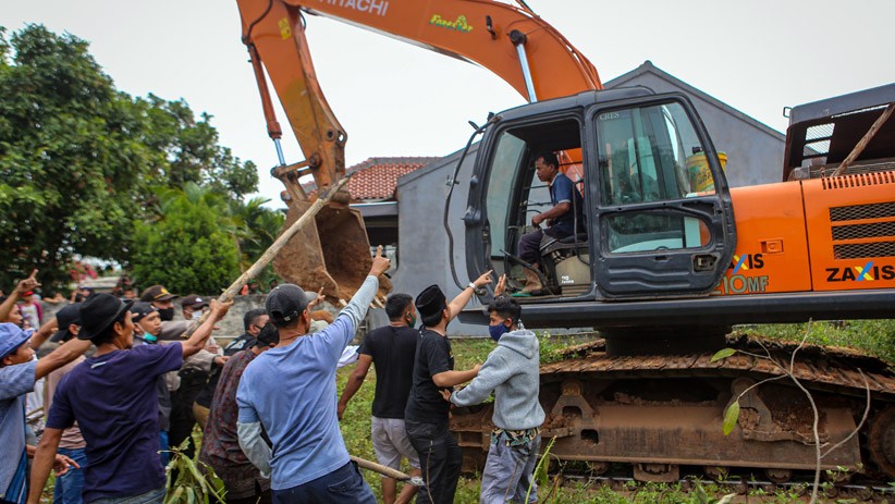 Tidak Terima Rumah Digusur untuk Bangun Tol, Warga Tangerang Adang Alat Berat - Bagian 1
