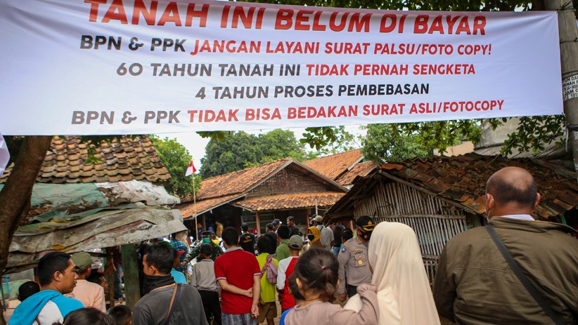 Tidak Terima Rumah Digusur untuk Bangun Tol, Warga Tangerang Adang Alat Berat - Bagian 2