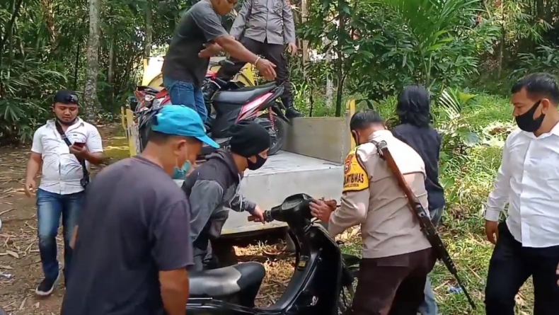 Digerebek Polisi, Pejudi Sabung Ayam di Palopo Kocar-Kacir Tinggalkan Motor