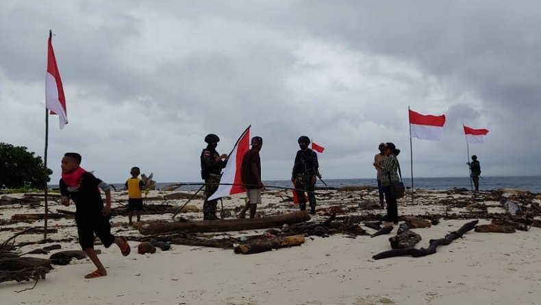 Lintasi Laut Pasifik, Prajurit Kostrad Beri Pengobatan Gratis di Pulau Anus