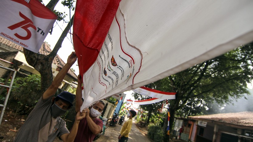 Tas Bantuan Presiden Jokowi Dijadikan Umbul-Umbul Merah Putih Sepanjang 500 M - Bagian 1