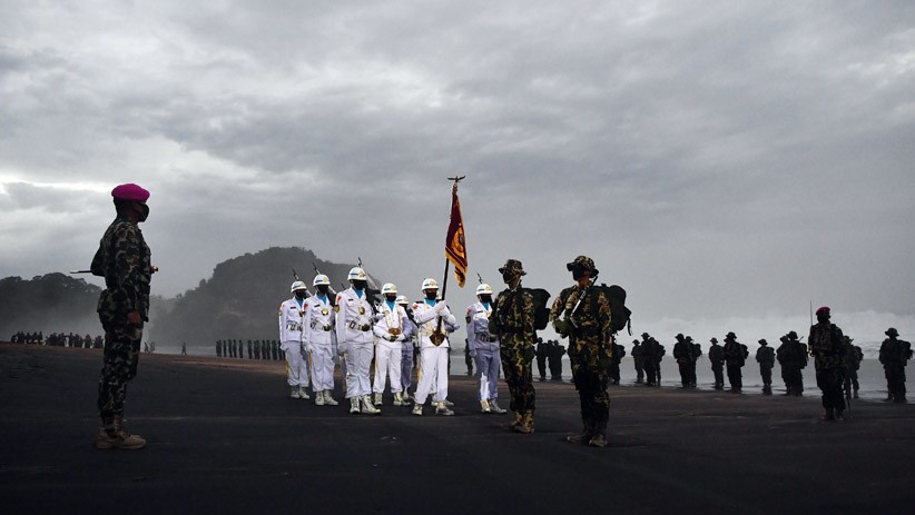 Momen Upacara Pembaretan Prajurit Korps Marinir di Pantai Baruna Kondang Iwak - Bagian 2