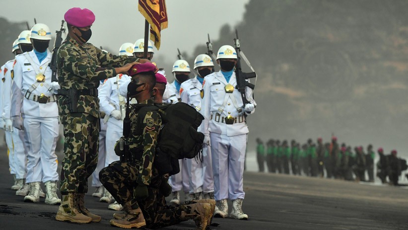 Momen Upacara Pembaretan Prajurit Korps Marinir di Pantai Baruna Kondang Iwak - Bagian 1