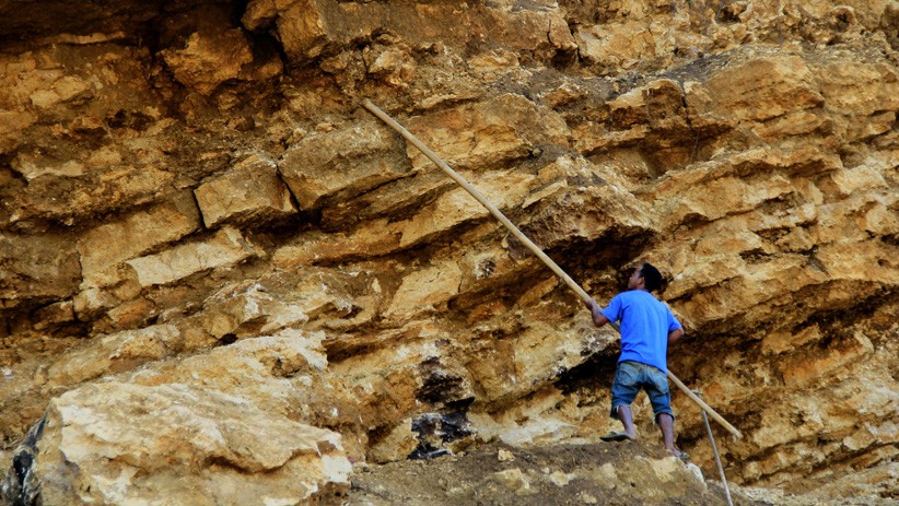 Warga Desa Bambu Mamuju Alih Profesi Jadi Pemecah Batu sejak Pandemi Covid-19 - Bagian 2