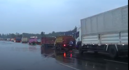 Tol Padaleunyi Bandung Macet 4 Km akibat Banjir, Arus Lalu Lintas Dialihkan