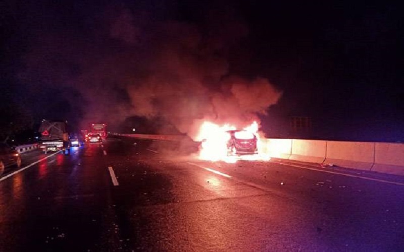 Avanza Terbakar di Tol Semarang-Solo usai Tabrak Truk