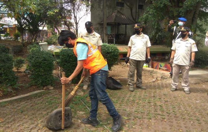 Tak Pakai Masker, 10 Warga Dihukum Menyapu Alun-Alun Kota Cimahi