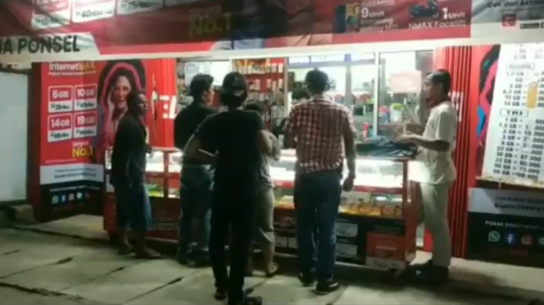 title Jaringan Telkomsel Terputus, Warga Medan Serbu Gerai Pulsa untuk Ganti Provider Jaringan Telkomsel Terputus, Warga Medan Serbu Gerai Pulsa untuk Ganti Provider