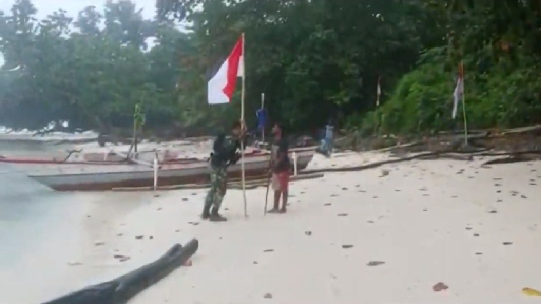Seberangi Samudra Pasifik, Prajurit TNI Merah Putihkan Pulau Anus Papua