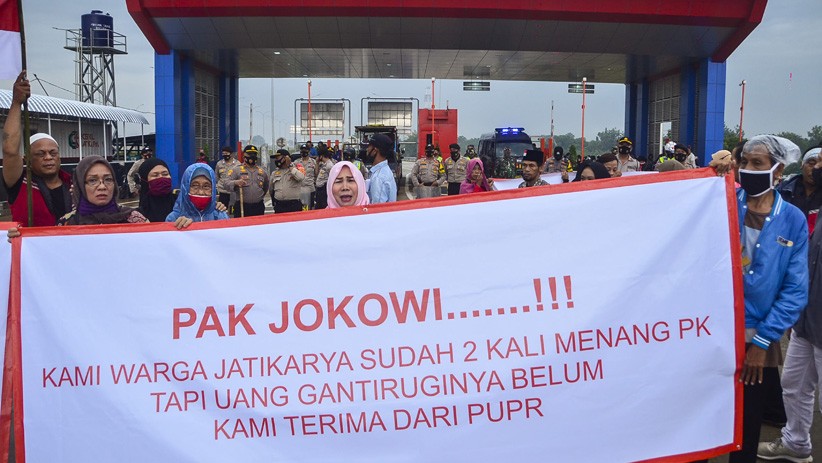 Tuntut Ganti Rugi, Puluhan Warga Bekasi Blokade Gerbang Tol Jatikarya 2 - Bagian 2